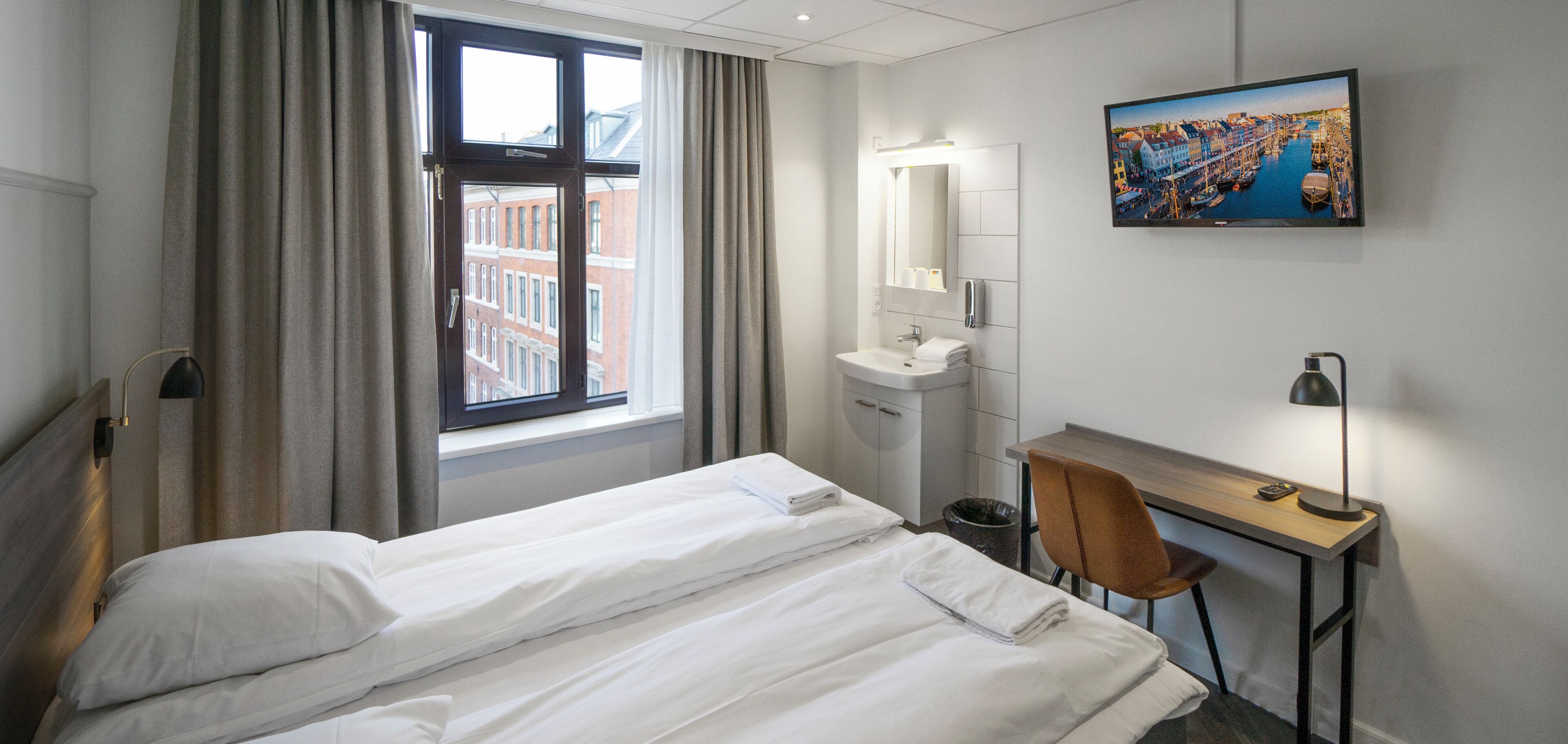 Doppia Economy, bagno condiviso | Una scrivania, ferro/asse da stiro, Wi-Fi gratuito, lenzuola