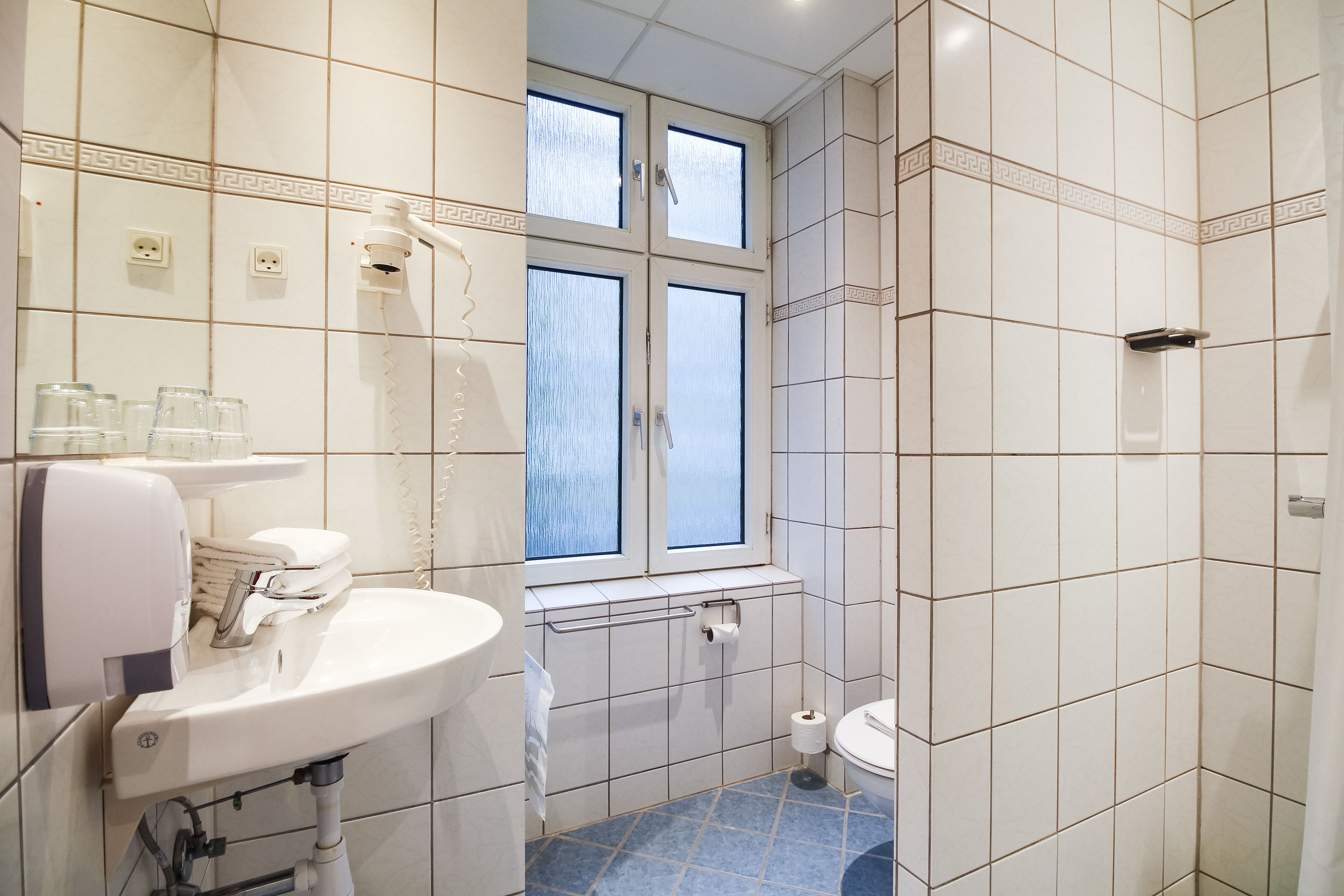 standard triple room, private bathroom (single beds) | 1 bedroom, desk, iron/ironing board, free wifi