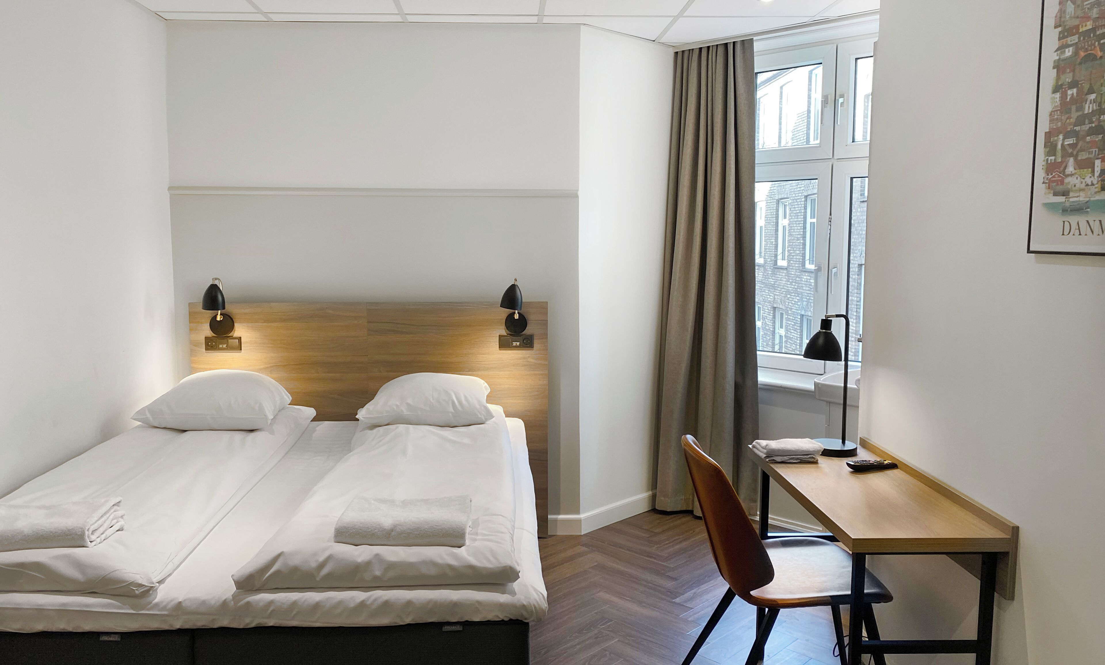 Tripla Economy, bagno condiviso (Double Bed and Sofa Bed) | Una scrivania, ferro/asse da stiro, Wi-Fi gratuito, lenzuola