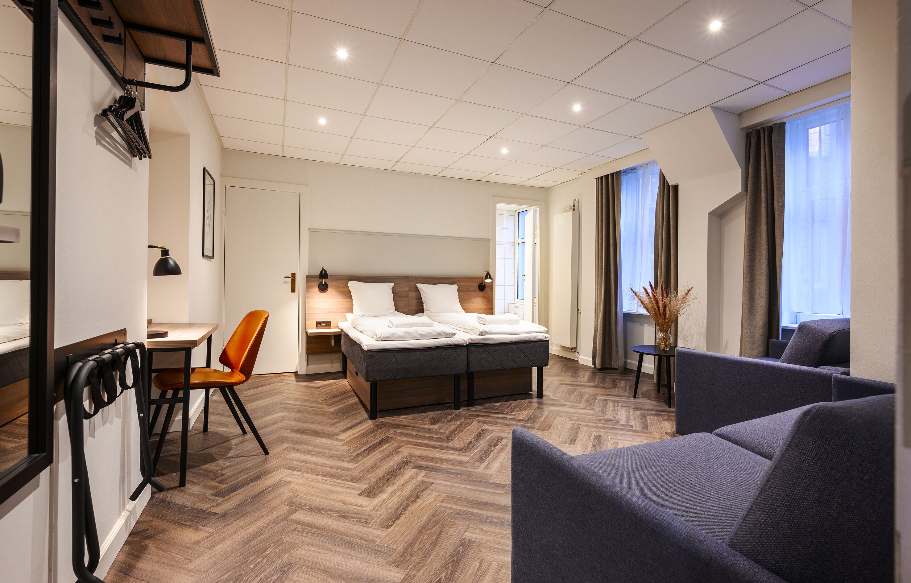 Habitación cuádruple estándar, baño privado (Single Beds) | Escritorio, tabla de planchar con plancha, wifi gratis y ropa de cama 