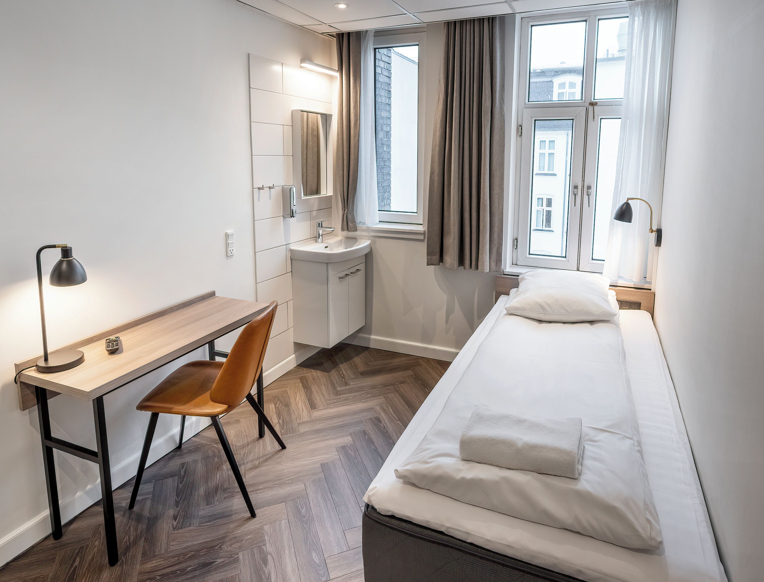 Singola Economy, bagno condiviso | Una scrivania, ferro/asse da stiro, Wi-Fi gratuito, lenzuola