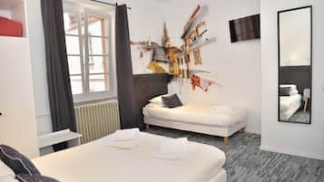 Habitación triple clásica | Escritorio, tabla de planchar con plancha, wifi gratis y ropa de cama