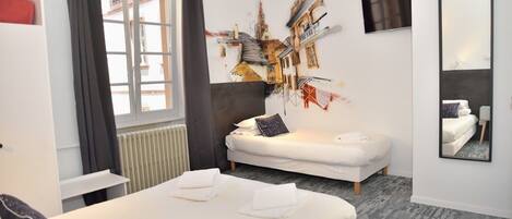 Classic Triple Room | Desk, iron/ironing board, free WiFi, bed sheets