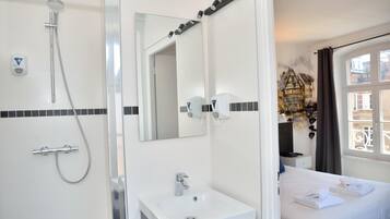 تجهيزات دش، مستلزمات مجانية للعناية الشخصية، مجففات شعر، مناشف