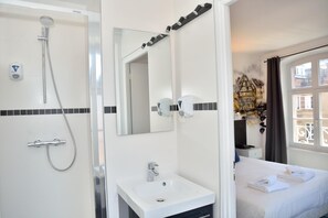 Shower, free toiletries, hair dryer, towels - Hotel des Arts (Strasbourg)