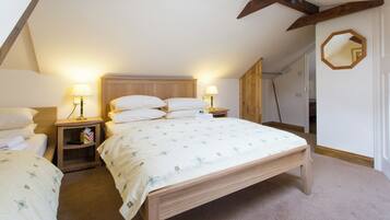 Executive Double or Twin Room, Multiple Beds | Iron/ironing board, free WiFi, bed sheets