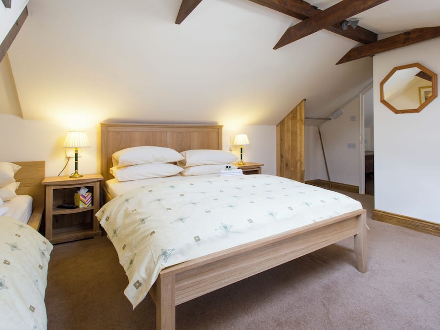 Quarto casal ou duplo executivo, várias camas | Ferros/tábuas de passar roupa, Wi-Fi de cortesia, roupa de cama