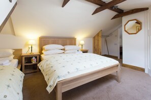 Executive Double or Twin Room, Multiple Beds | 1 bedroom, iron/ironing board, free WiFi, bed sheets