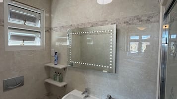 Superior Twin Room, 2 Single Beds | Bathroom | Free toiletries, towels, toilet paper