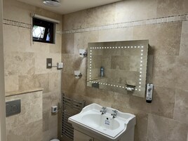 Habitación Deluxe doble, 1 cama de matrimonio grande, planta baja | Baño | Ducha, artículos de higiene personal gratuitos y toallas