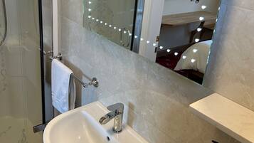 Deluxe Double Room | Bathroom | Shower, free toiletries, toilet paper