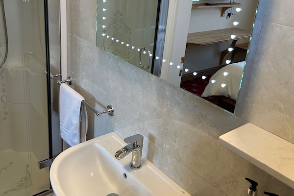 Deluxe-Doppelzimmer | Badezimmer | Dusche, kostenlose Toilettenartikel, Toilettenpapier