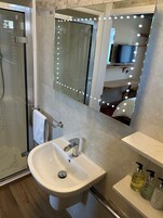 Habitación Deluxe doble | Baño | Ducha, artículos de higiene personal gratuitos y papel higiénico