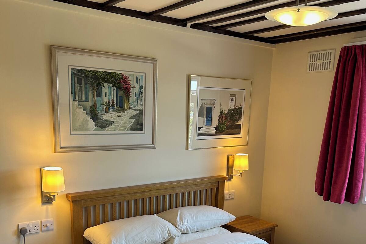 Deluxe Double Room | Iron/ironing board (on request), free WiFi, bed sheets