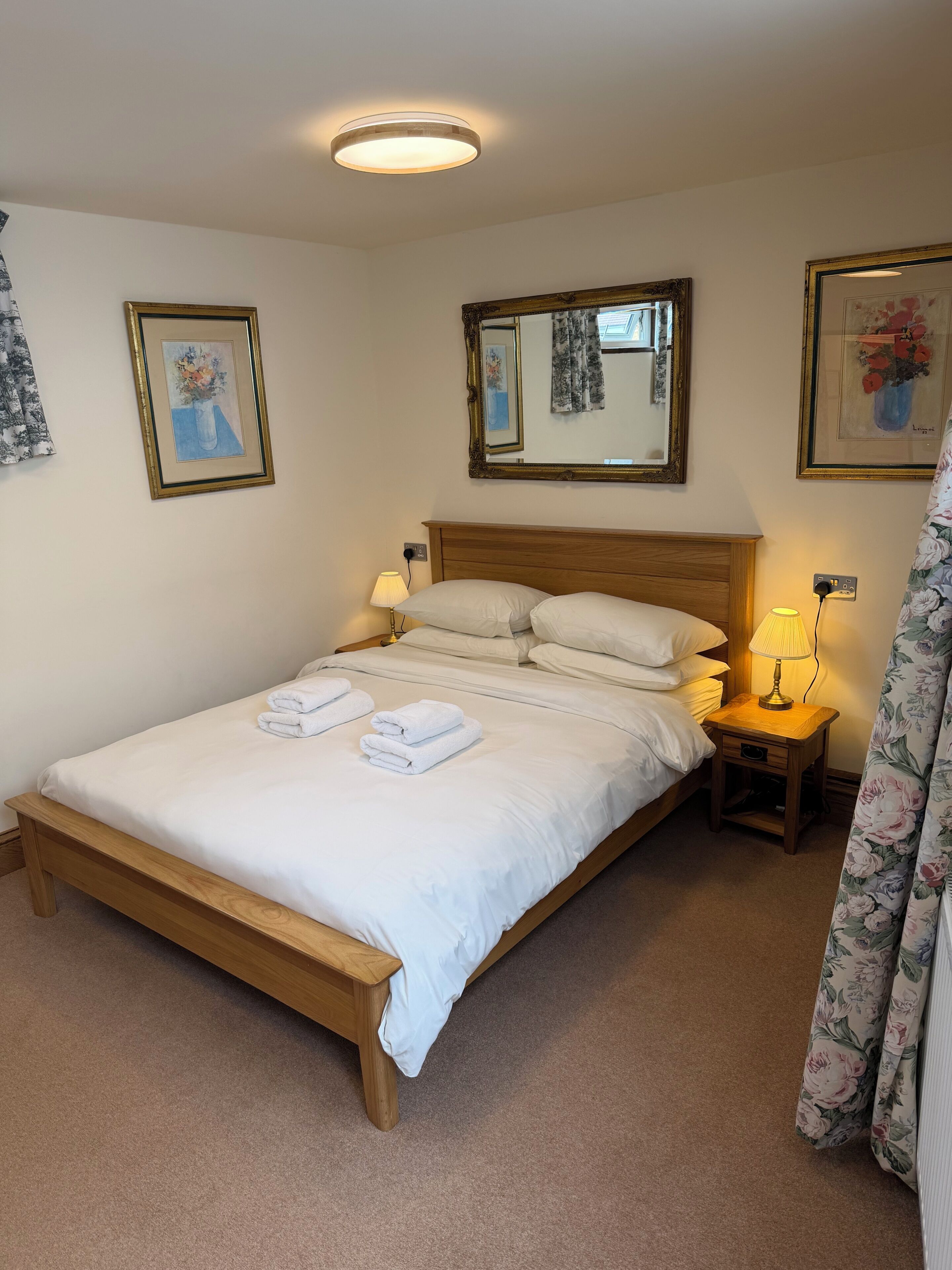 Familiekamer, 1 twee- of 2 eenpersoonsbedden, privébadkamer, bijgebouw | Een strijkplank/strijkijzer, gratis wifi, beddengoed