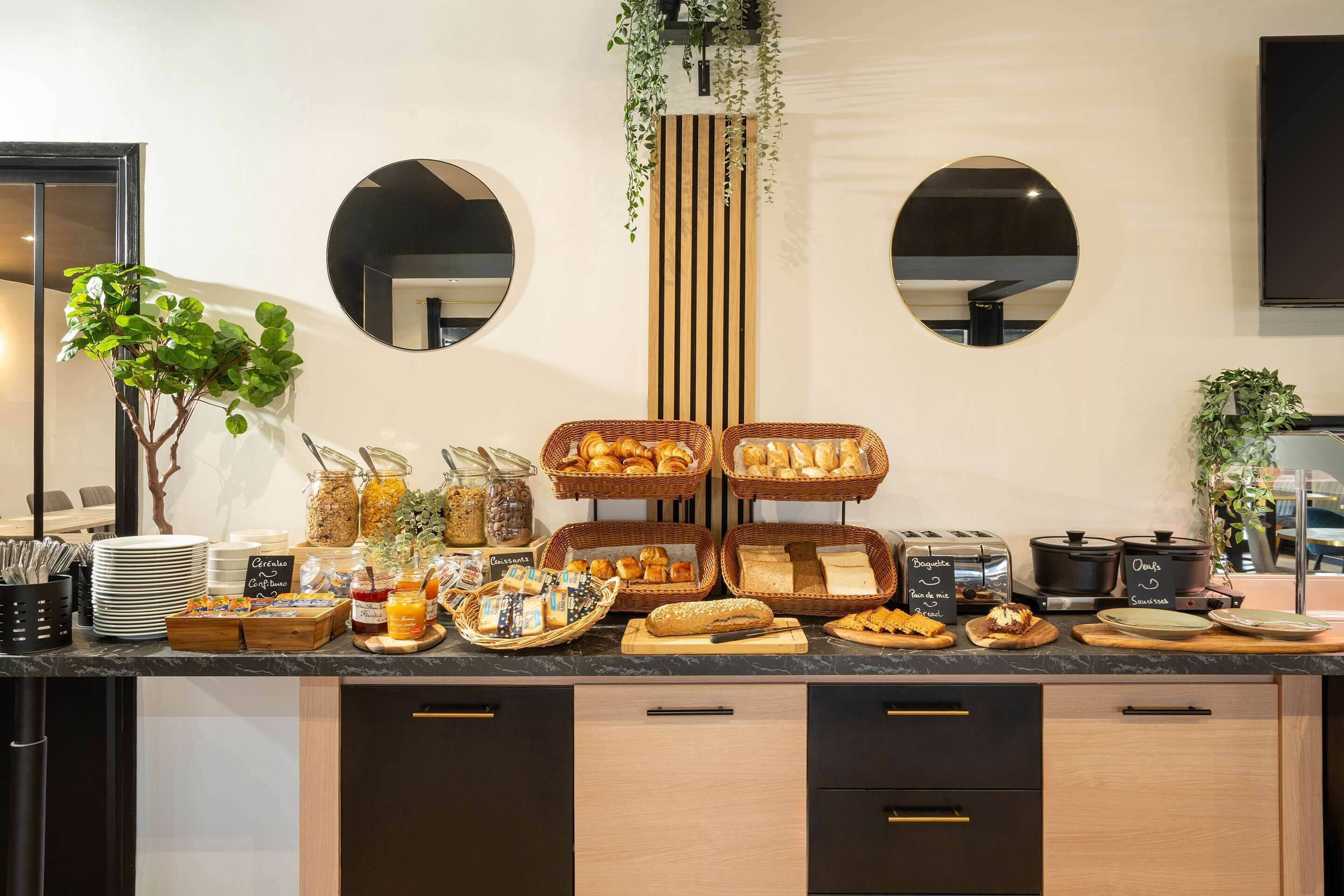 Un buffet de petit-déjeuner proposant une variété d’aliments et un coin café.