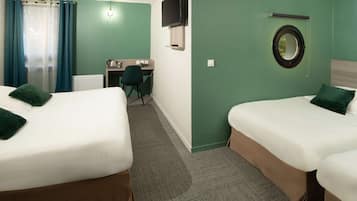Hotelkamer met twee bedden, een bureau, een stoel, een televisie en een raam met gordijnen.