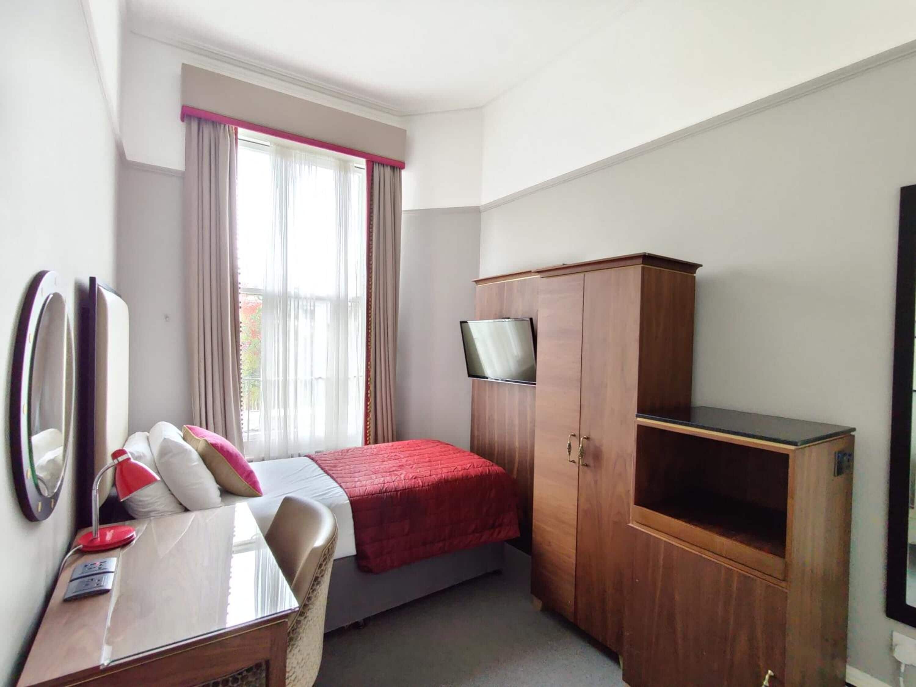 Enkeltrom | Skrivebord, strykejern/-brett, wi-fi (inkludert) og sengetøy