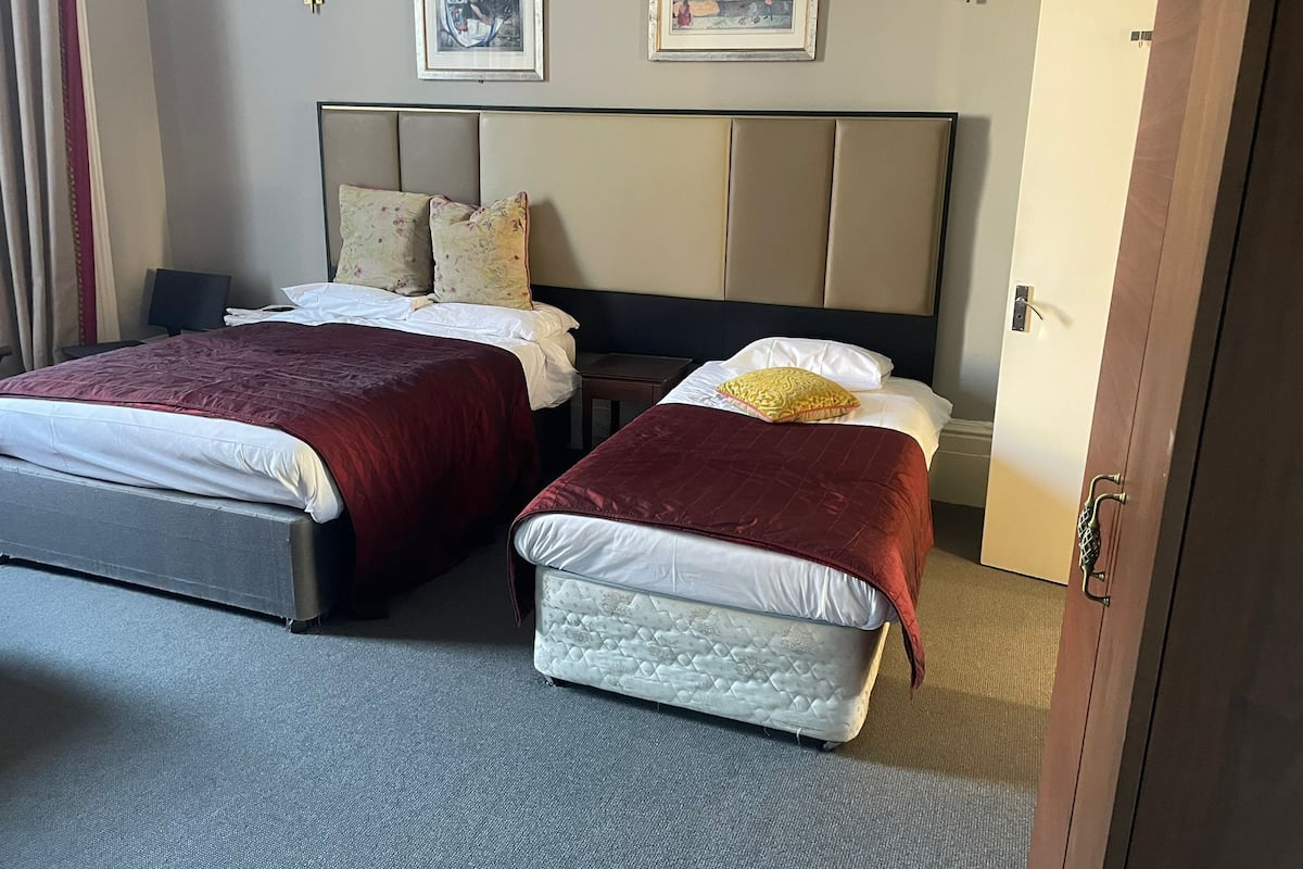 Tremannsrom | Skrivebord, strykejern/-brett, wi-fi (inkludert) og sengetøy