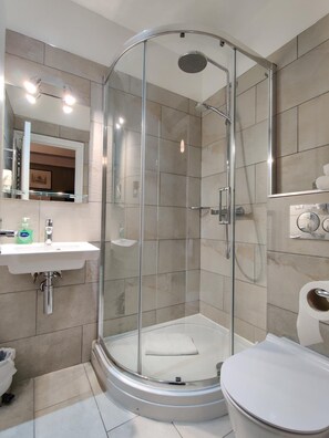 Shower, free toiletries, hair dryer, towels - Blue Bells (London)