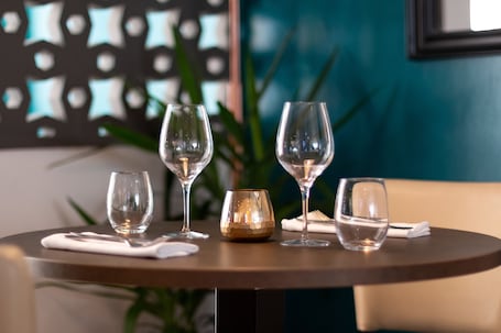 Se sirven almuerzos y cenas. Logis Hotel Restaurant Les II Mas