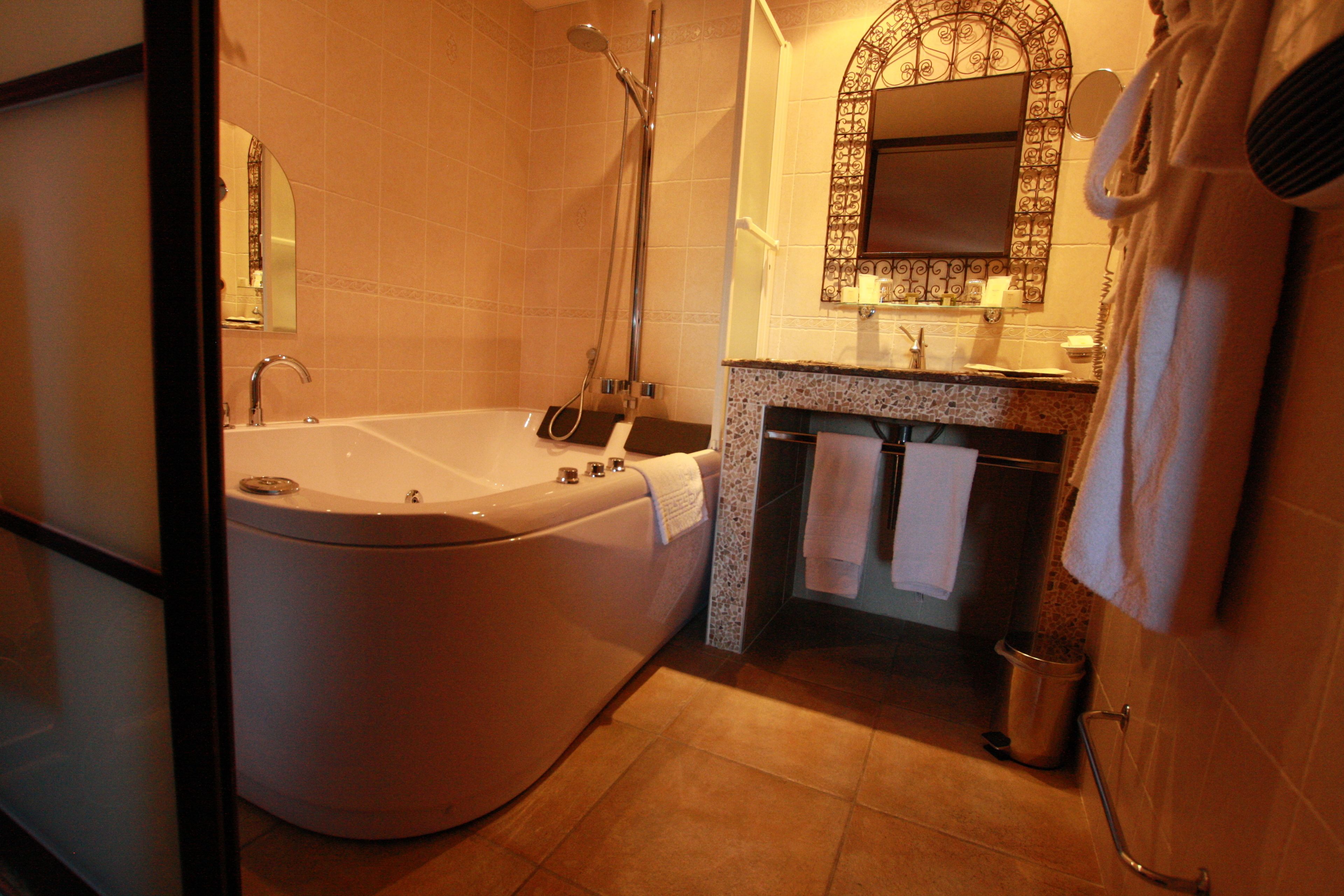 xxsuite al hambra	 | bathroom | free toiletries, hair dryer, towels