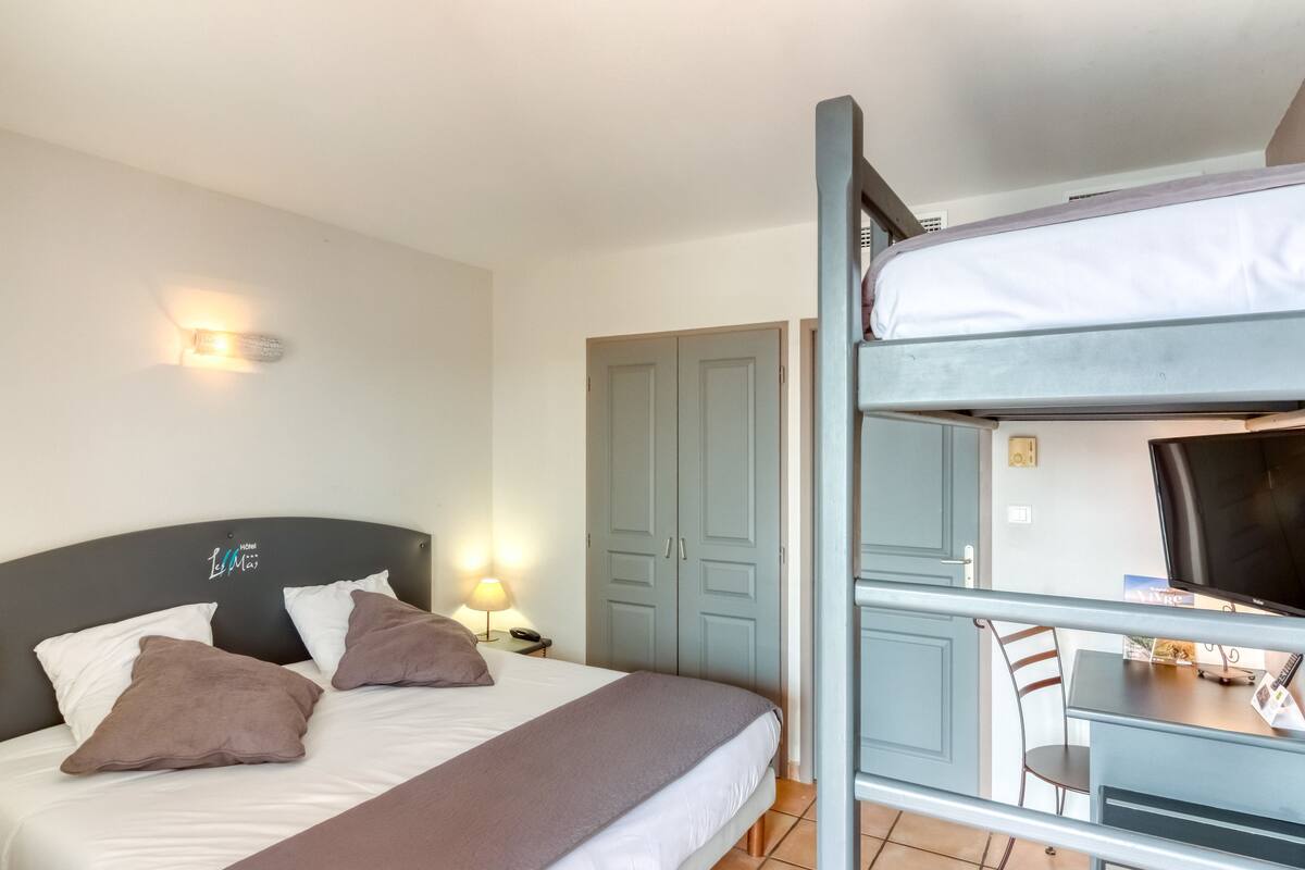In-room safe, blackout curtains, soundproofing