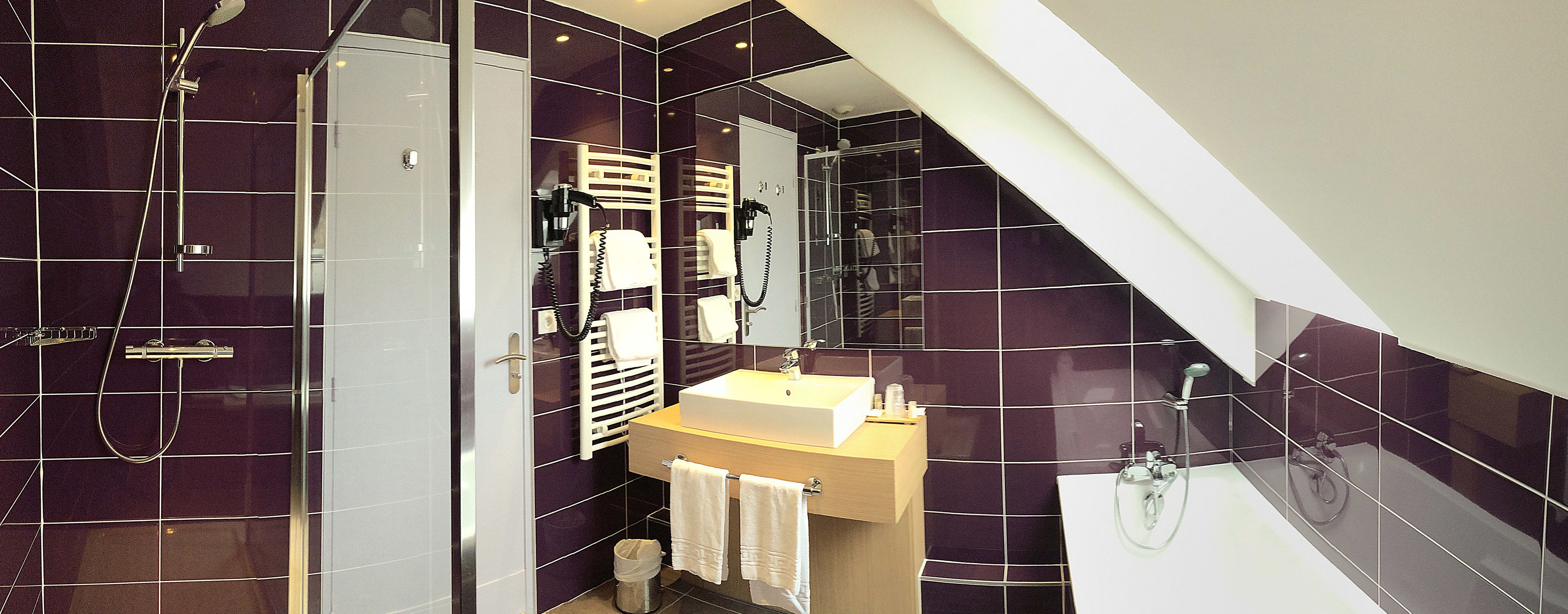 room (cosy) | bathroom | free toiletries, towels