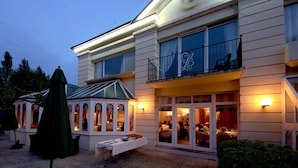 Front of property - evening/night - Hotel Restaurant le Rive Gauche (Joigny)