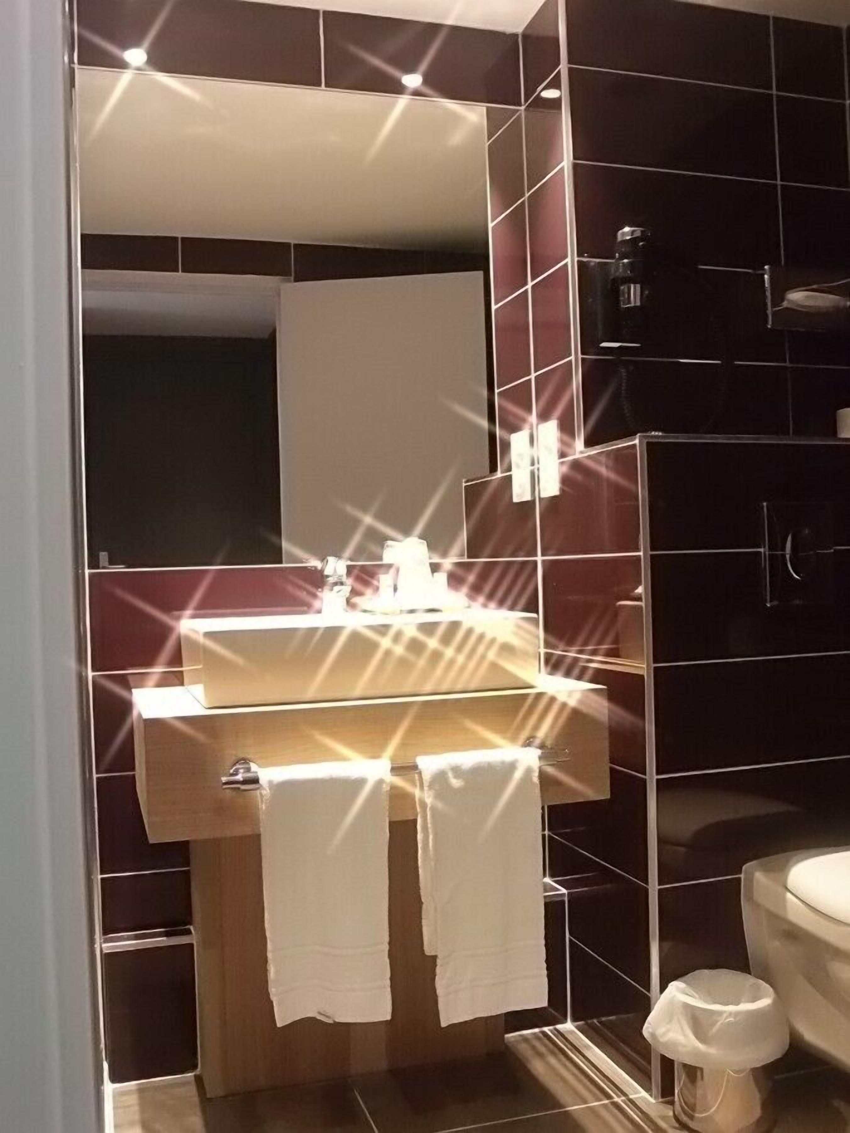 room (cosy) | bathroom | free toiletries, towels