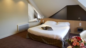 Premium bedding, desk, iron/ironing board (on request), WiFi (free) - Hotel Restaurant le Rive Gauche (Joigny)