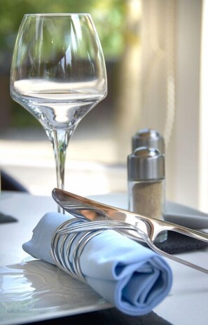 Breakfast, lunch, dinner served; French cuisine 