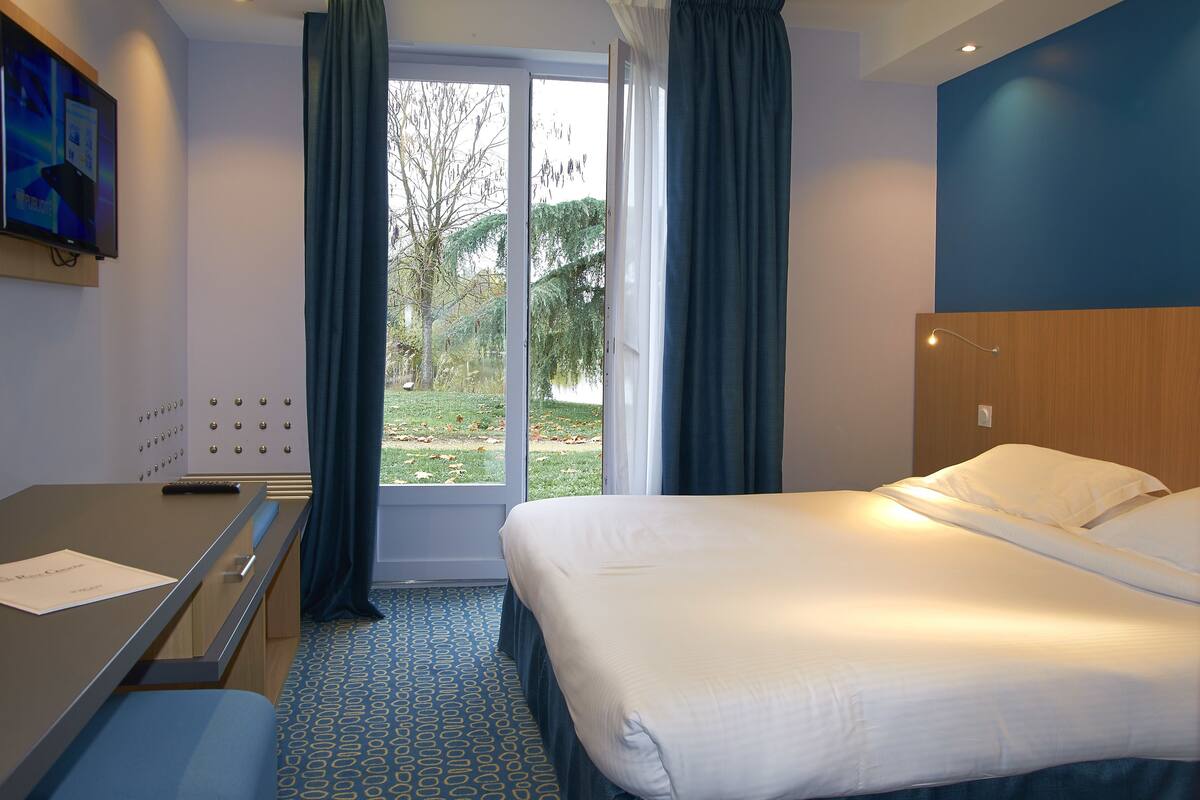 Room (Cosy) | Premium bedding, desk, iron/ironing board (on request), WiFi (free)