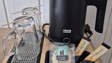 Premium tweepersoonskamer | Een bureau, verduisterende gordijnen, gratis wifi, beddengoed