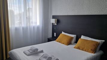 Bureau, rideaux occultants, Wi-Fi gratuit, draps fournis