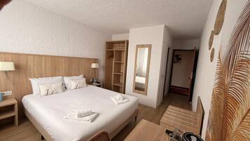Premium-Doppelzimmer | Schreibtisch, Verdunkelungsvorhänge, kostenloses WLAN, Bettwäsche