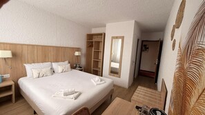 Habitación doble Premium | Escritorio, cortinas blackout, wifi gratis y ropa de cama 