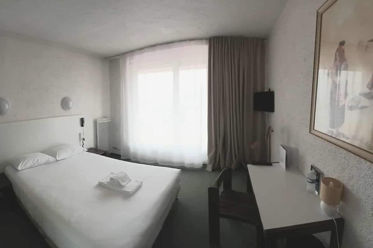 Standard Double Room | Desk, blackout drapes, free WiFi, bed sheets