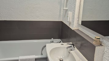雙人房 | 浴室 | 花灑/浴缸組合、免費梳洗用品、風筒、提供毛巾