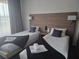 Comfort Twin Room | Desk, blackout drapes, free WiFi, bed sheets