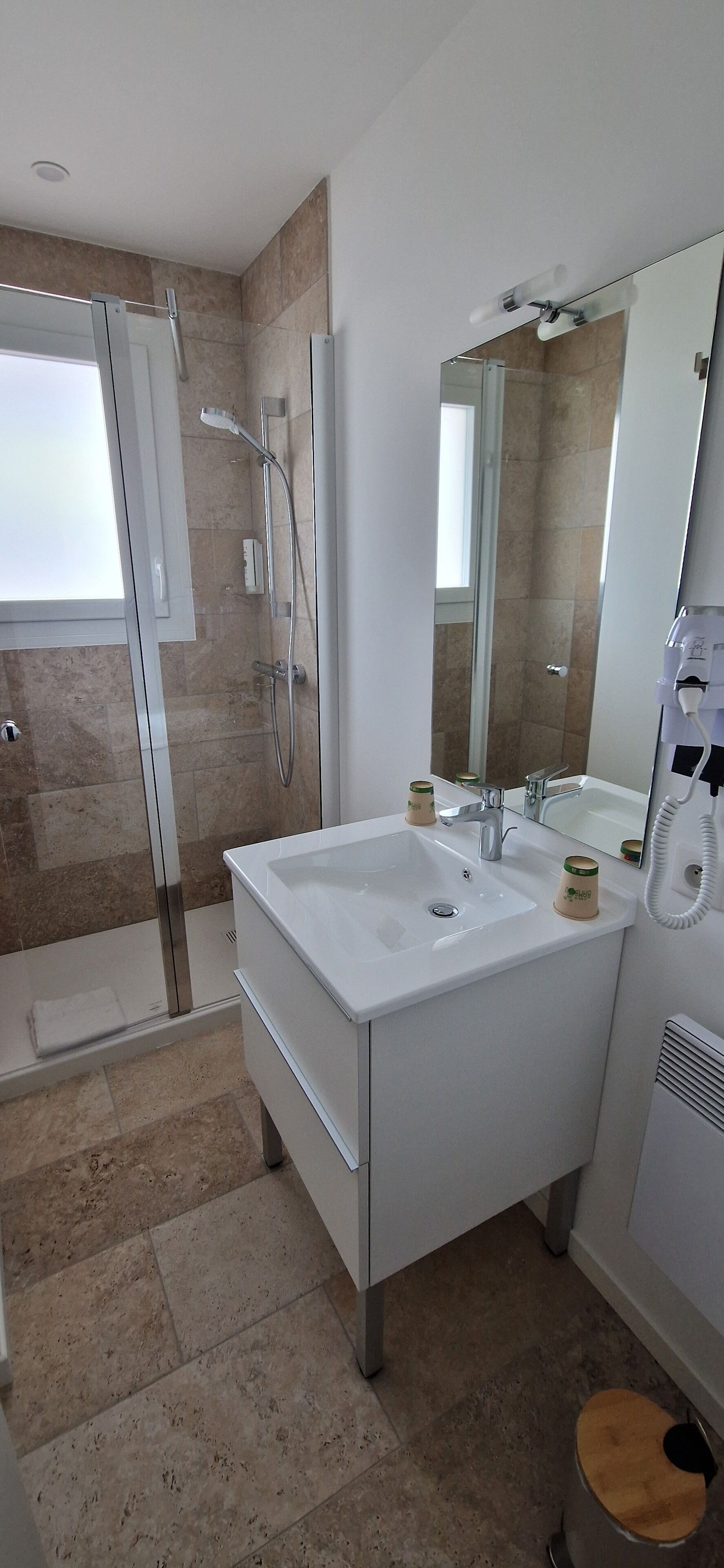 Premium-dobbeltværelse | Badeværelse | Kombination af bruser/badekar, gratis toiletartikler, hårtørrer