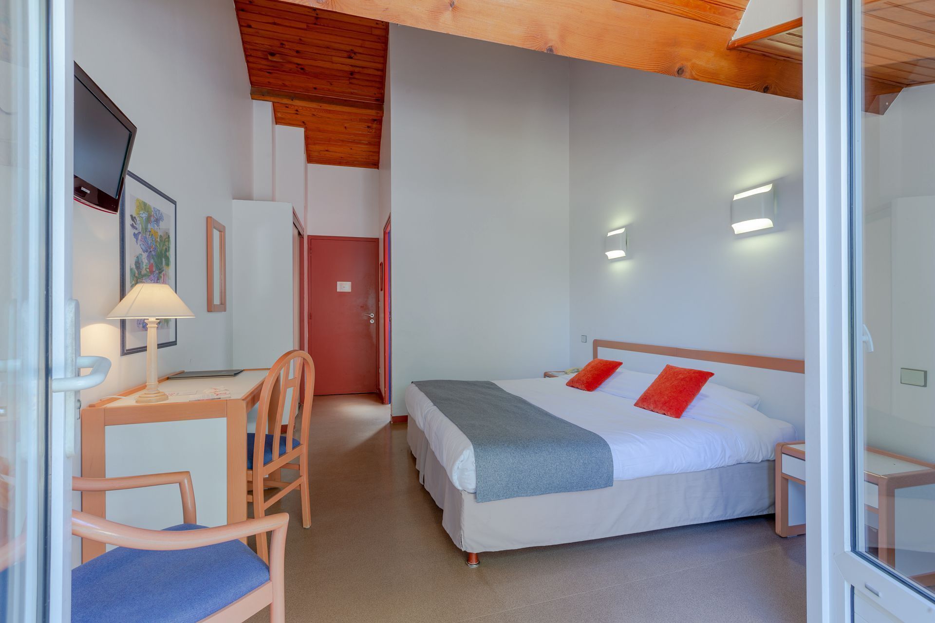 Une chambre à coucher avec un lit, un bureau et une chaise.