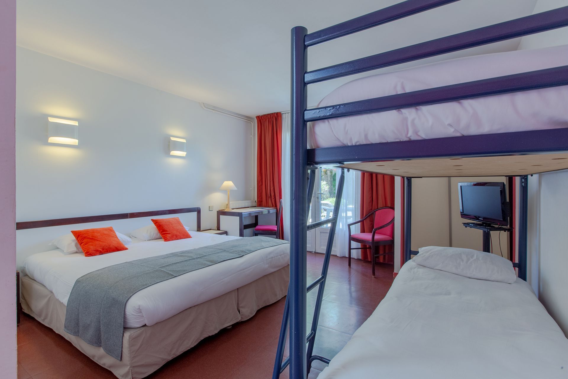 Rideaux occultants, fer et planche à repasser, Wi-Fi gratuit