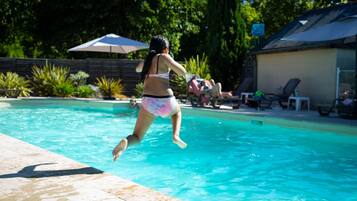 Een seizoensgebonden buitenzwembad