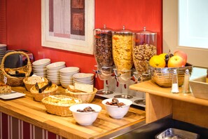 Tägliches Frühstücksbuffet (12 EUR pro Person)