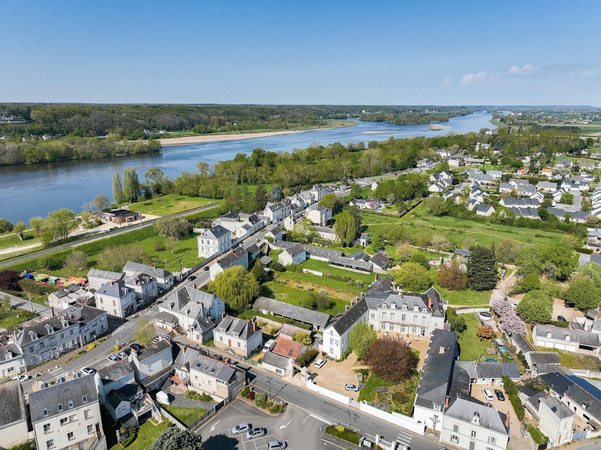 Een woonwijk met huizen, een rivier en een brug.