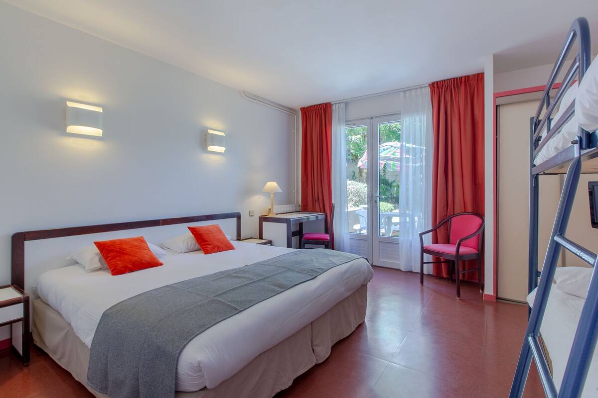 Fyrbäddsrum - terrass | Mörkläggningsgardiner, strykjärn/strykbräda och gratis wi-fi