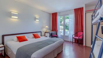 Vierpersoonskamer, terras | Verduisterende gordijnen, een strijkplank/strijkijzer, gratis wifi