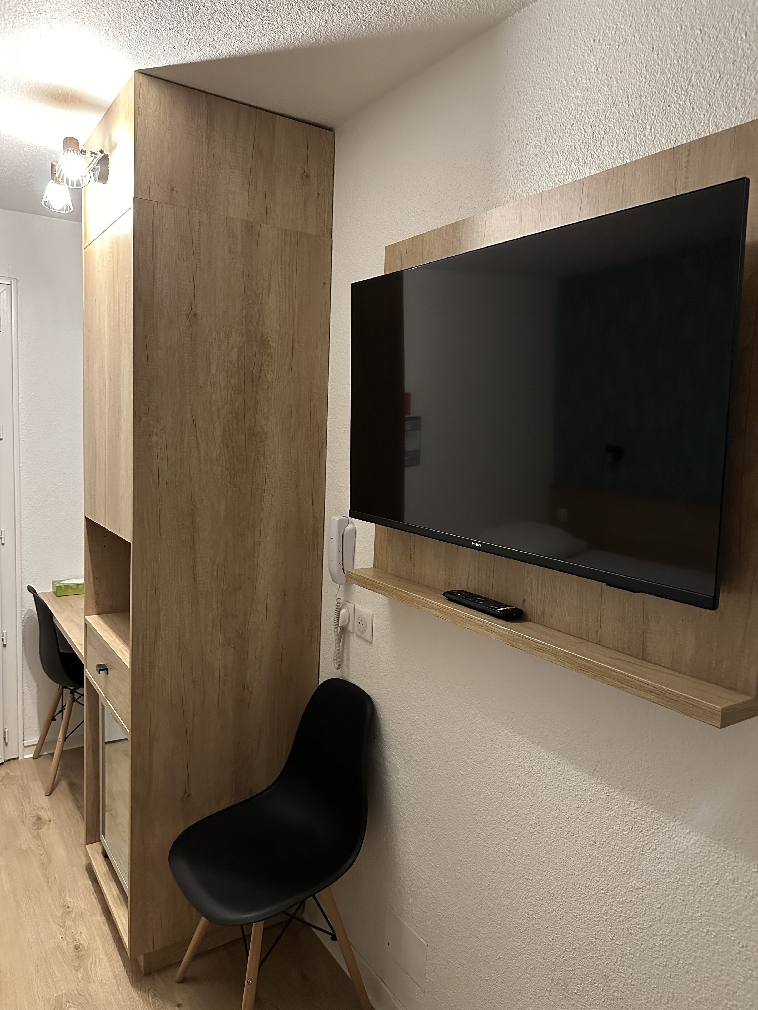 family room, multiple beds, non smoking, ground floor | 1 bedroom, individually decorated, individually furnished, desk