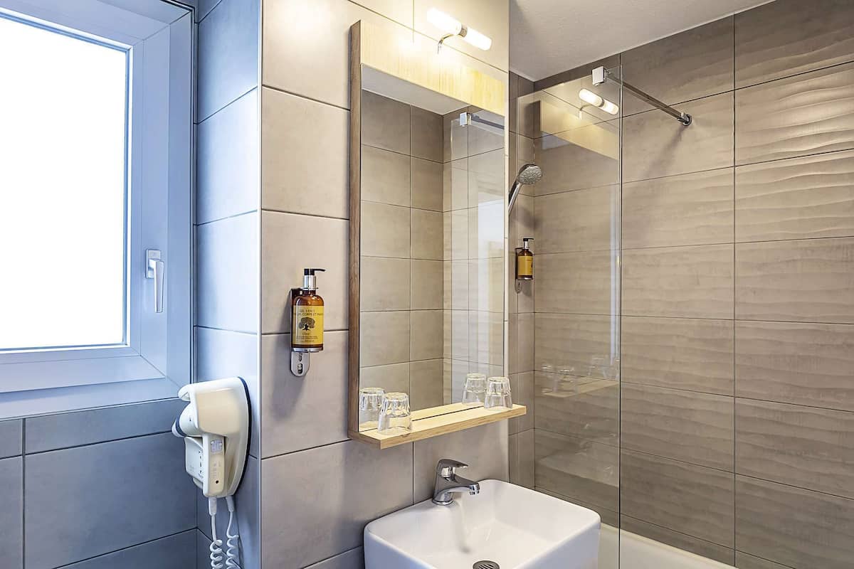 1 bedroom, individually decorated, individually furnished, desk